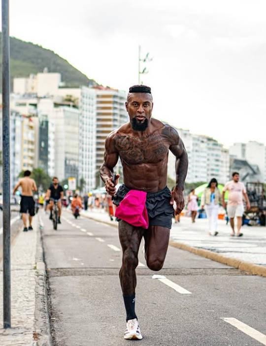 开云平台-这是51岁?巴西名宿泽-罗伯托晒慢跑照,肌肉线条明显