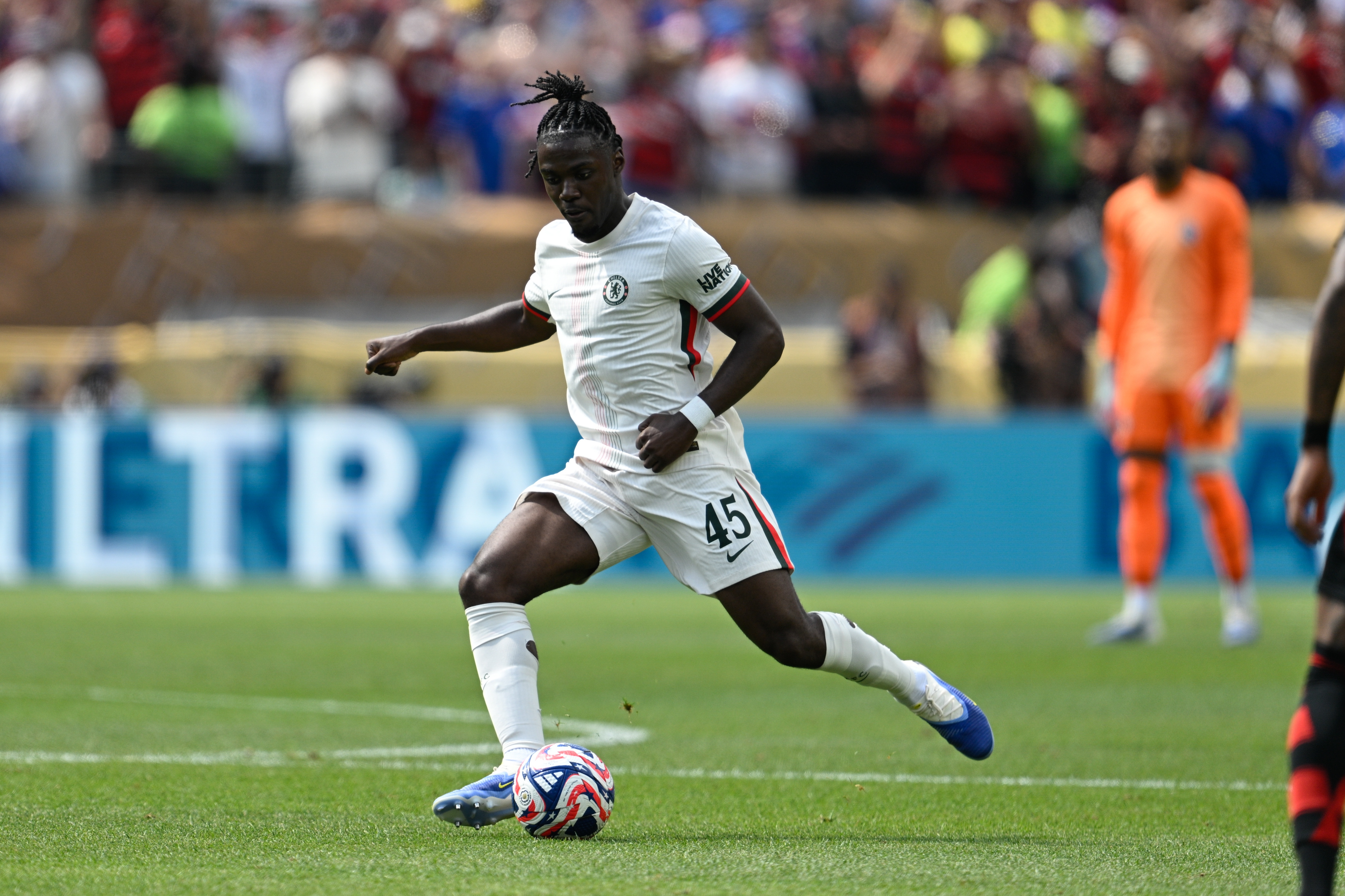 开云体育-6210万玻璃人！22岁拉维亚加盟切尔西后9次受伤，2年半仅出场30次