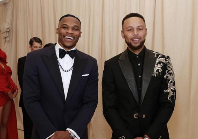 开云平台-库里发声支持韦少:为他骄傲 侮辱名字已经越界