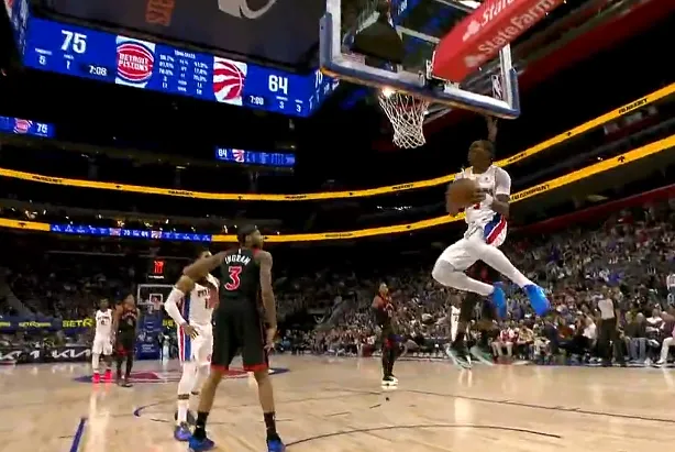 开云下载-奥萨尔飞身大拉杆上反篮打进，活塞下半场领先猛龙13分